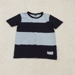 Black and gray Levi’s shirt